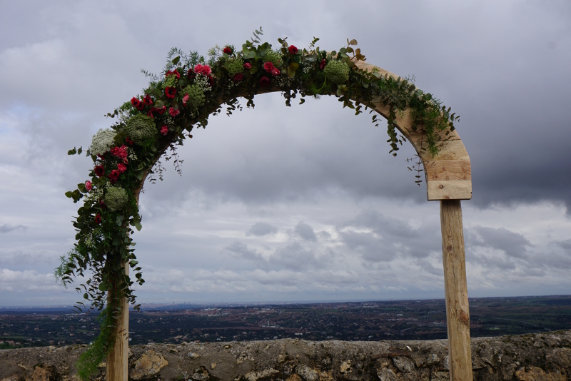 Arco con tulipanes y anémonas