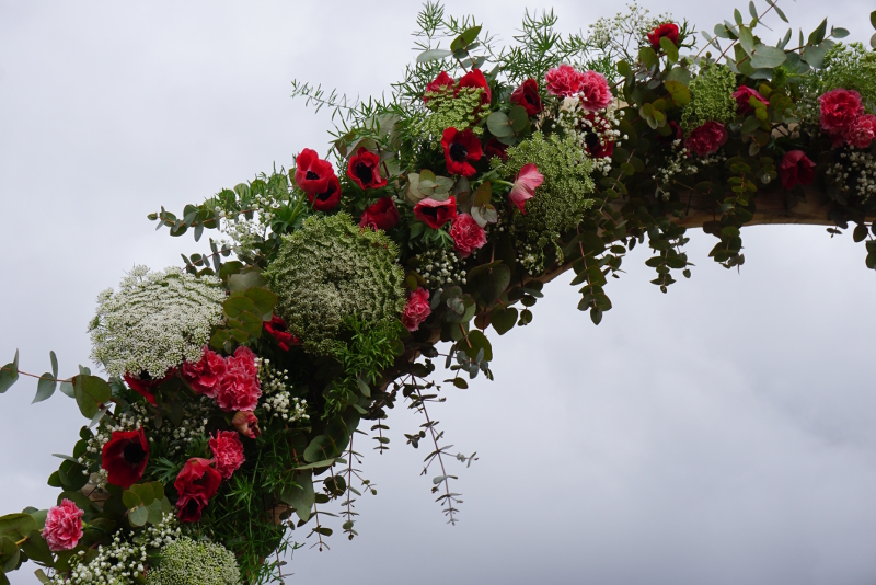 Arco con tulipanes y anémonas