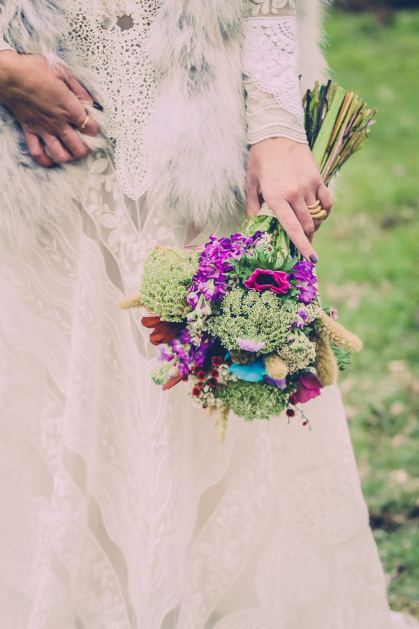 Ramo de novia con trigo,  plumas y anémonas