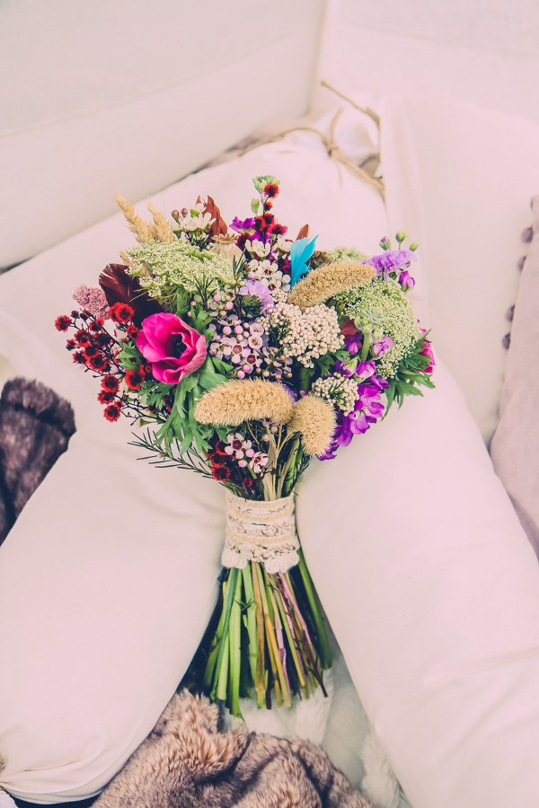 Ramo de novia con trigo,  plumas y anémonas