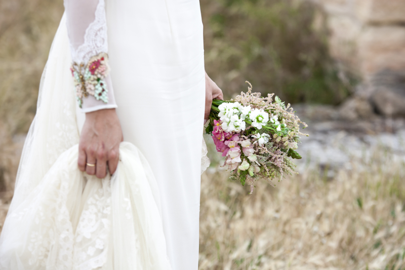 Ramo de novia con astilbe, alhelí y dragonaria