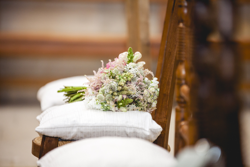 Ramo de novia con astilbe, alhelí y dragonaria