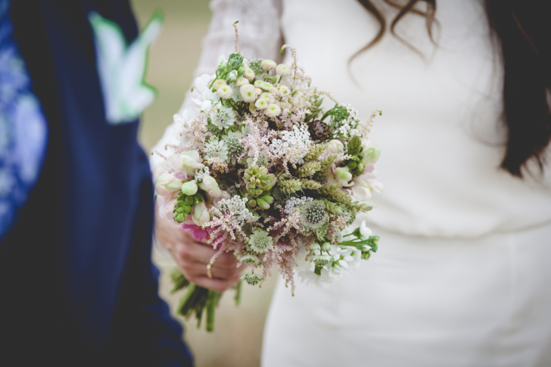 Ramo de novia con astilbe, alhelí y dragonaria