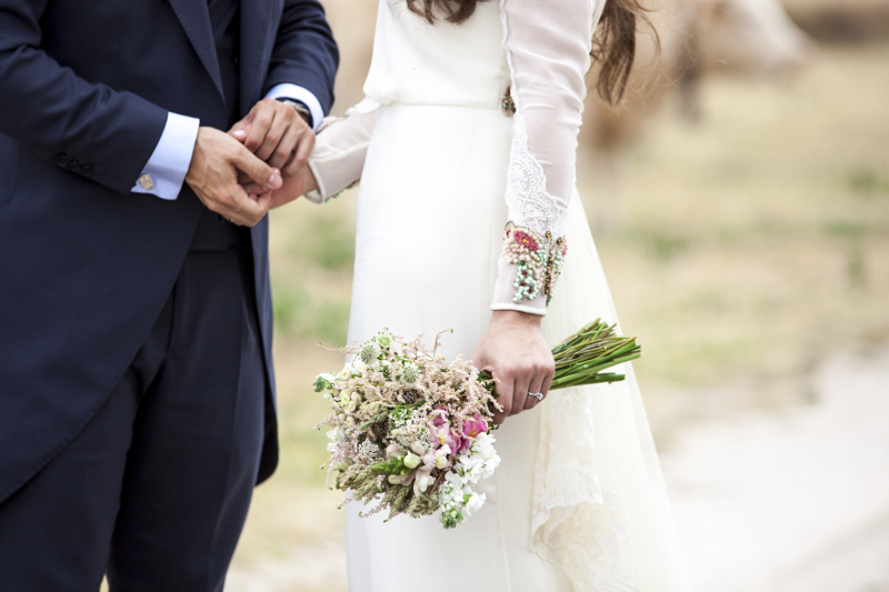 Ramo de novia con astilbe, alhelí y dragonaria