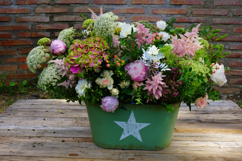 Centros de flores naturales para pedida con peonías, rosas Austin, hortensias y flores silvestres