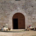 Decoración floral de la portada de una ermita