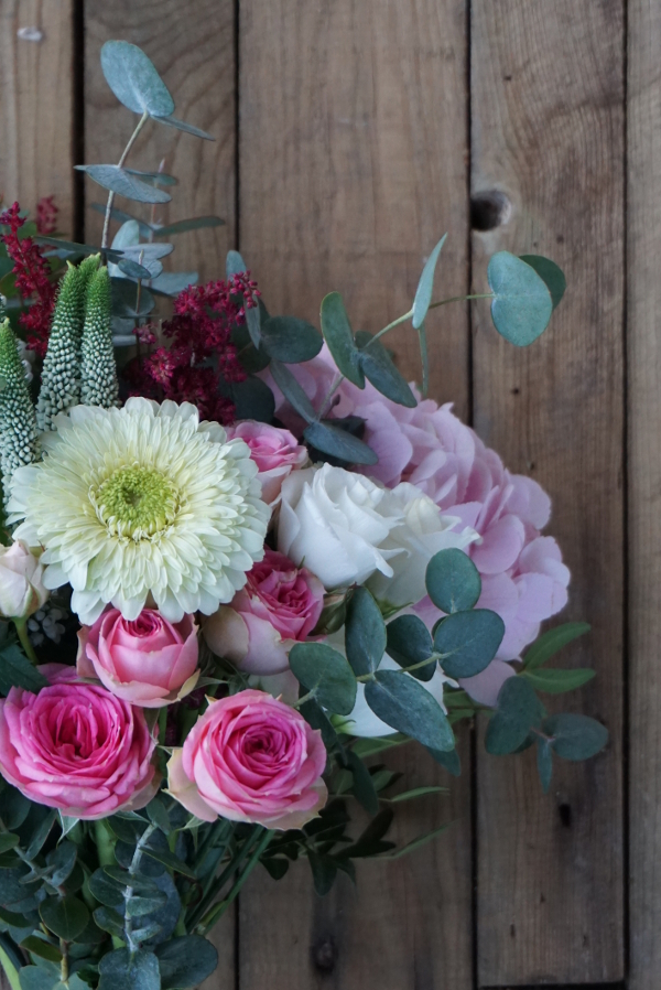 Ramo con hortensias y rosas ramificadas