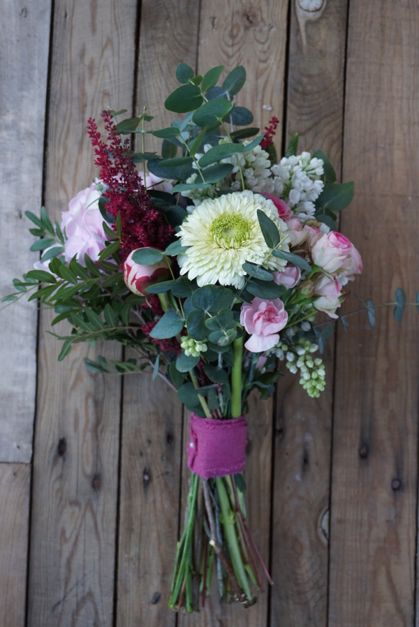 Ramo con hortensias y rosas ramificadas