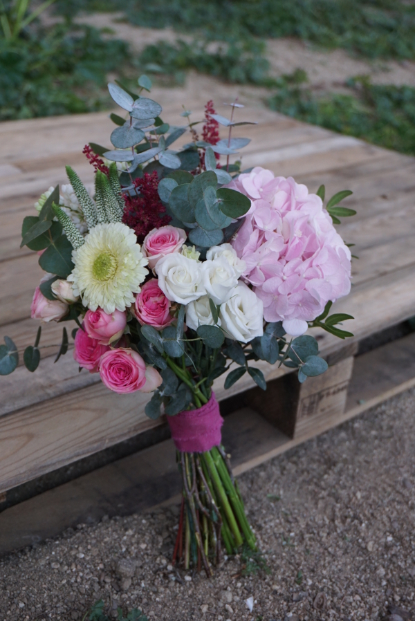 Ramo con hortensias y rosas ramificadas