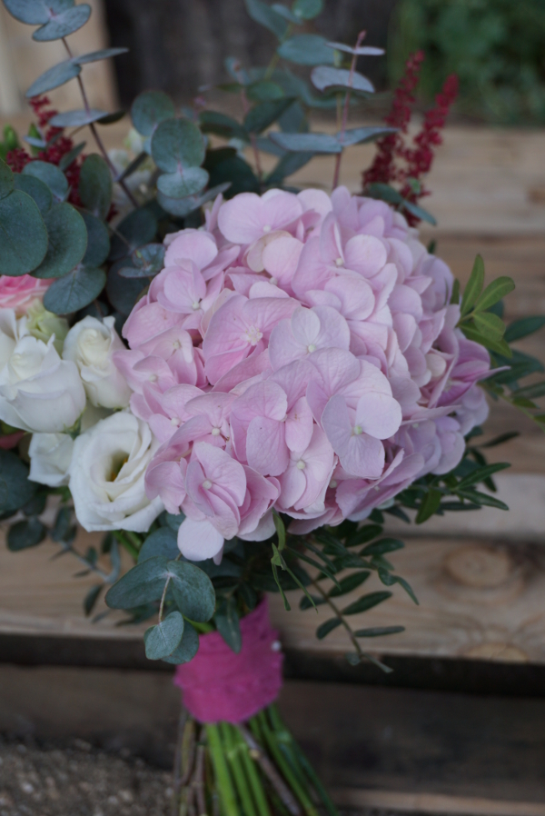 Ramo con hortensias y rosas ramificadas