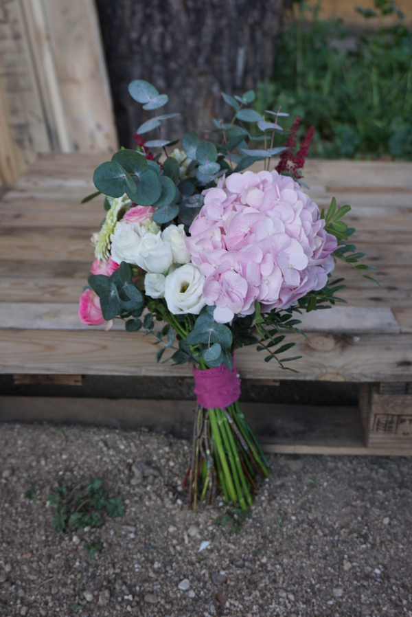 Ramo con hortensias y rosas ramificadas