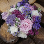 Ramo de novia tipo bouquet con claveles, achillea, aster, papaver y peonías.