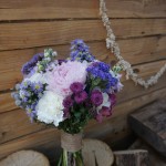 Ramo de novia tipo bouquet con claveles, achillea, aster, papaver y peonías.