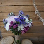 Ramo de novia tipo bouquet con claveles, achillea, aster, papaver y peonías.