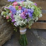 Ramo de novia con flores de pitiminí, siempre vivas y botón verde