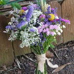 Ramo de novia con siemprevivas, limonium, paniculata y toques de craspedia