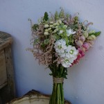 Ramo de novia con astilbe, alheli, astrantia y trigo