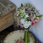 Ramo de novia con astilbe, alheli, astrantia y trigo