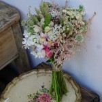 Ramo de novia con astilbe, alheli, astrantia y trigo