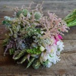 Ramo de novia con astilbe, alheli, astrantia y trigo