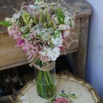 Ramo de novia con astilbe, alheli, astrantia y trigo