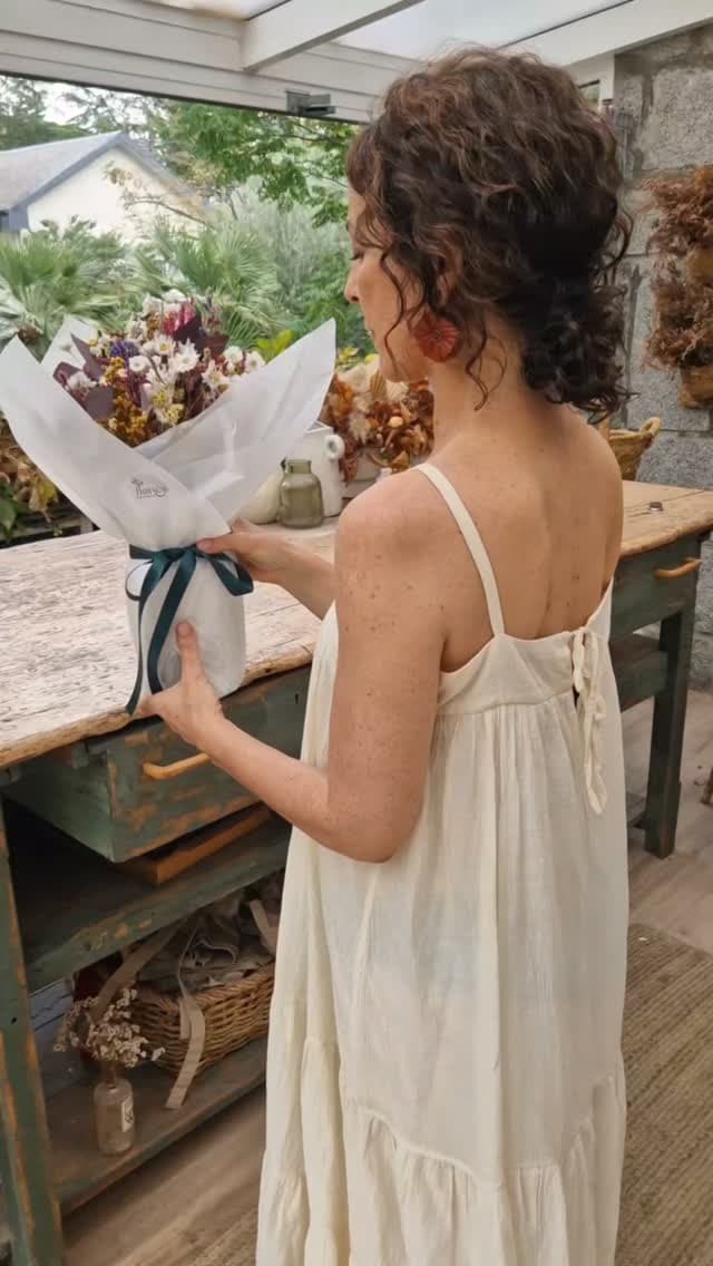 Asi ha quedado el ramo de Tamara. 🌱

Silvestre, alegre, con margaritas y de flo