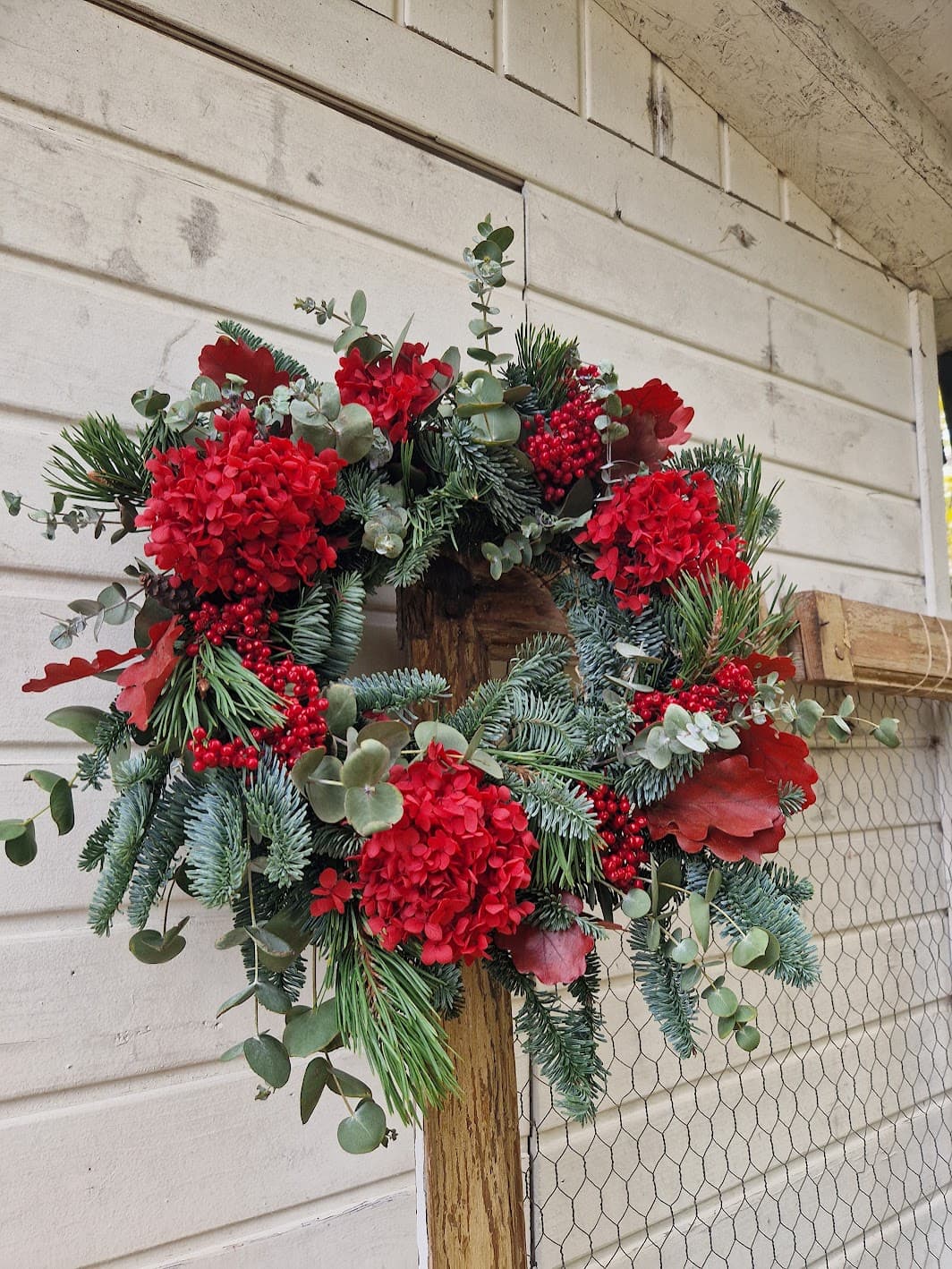 Corona Eira con hortensias rojas 4
