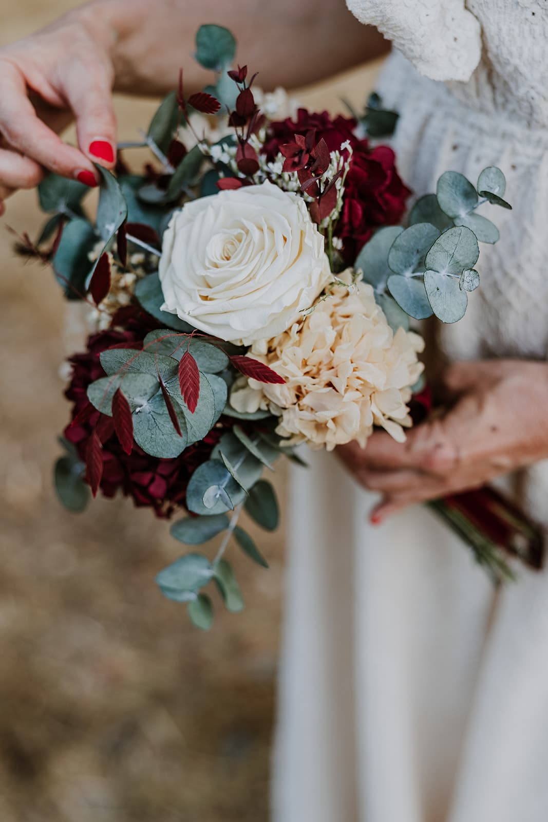Ramo otoñal con rosas blancas y hortensias granates y beige