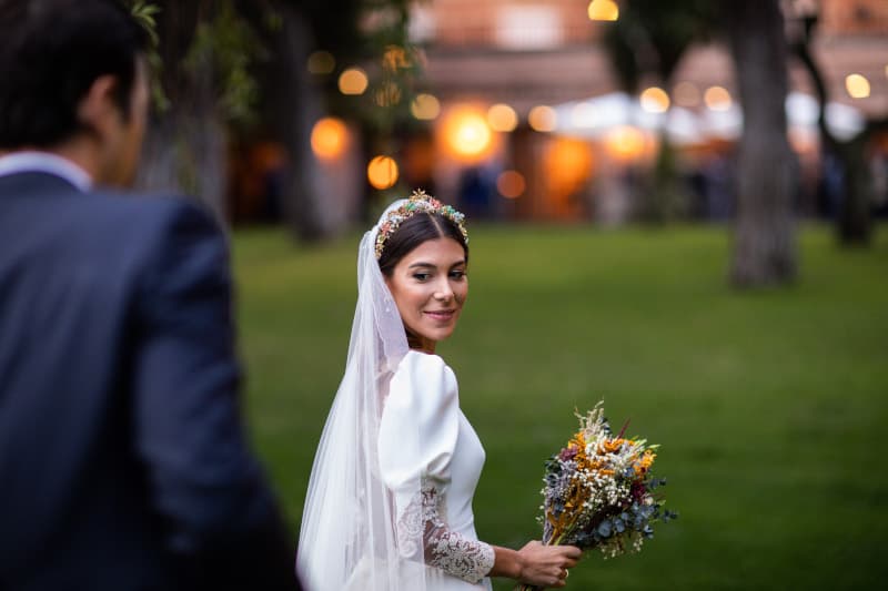La novia del vestido romántico y el ramo silvestre