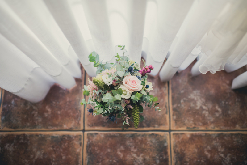 Ramo de novia de flores con anémonas