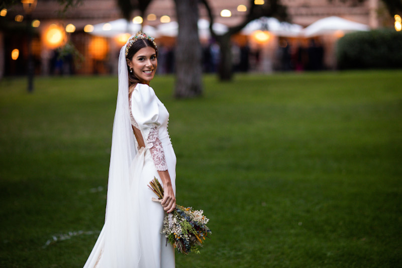 La novia del vestido romantico y el ramo silvestre 8