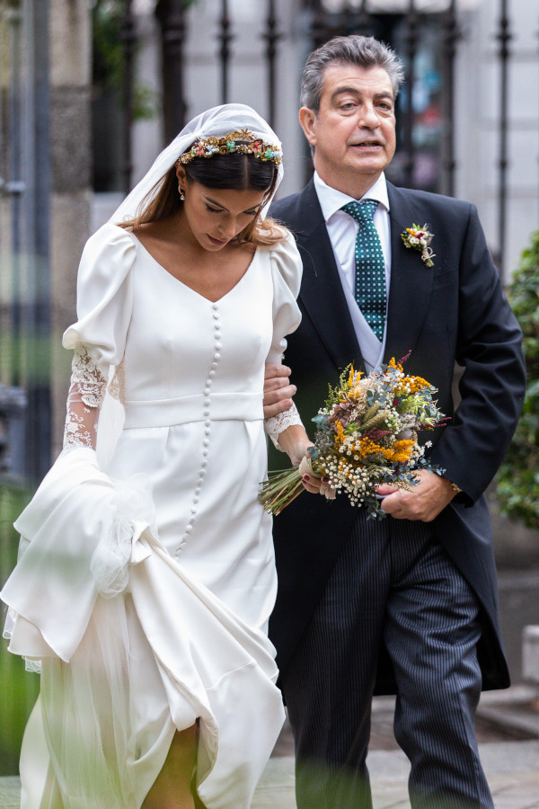La novia del vestido romantico y el ramo silvestre 5