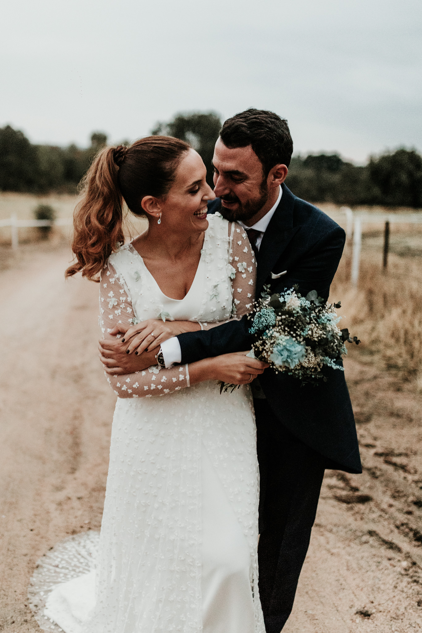 La novia del bouquet en tonos azules 6