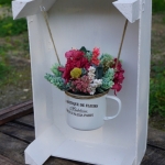 La boutique de flores en una caja de frutas