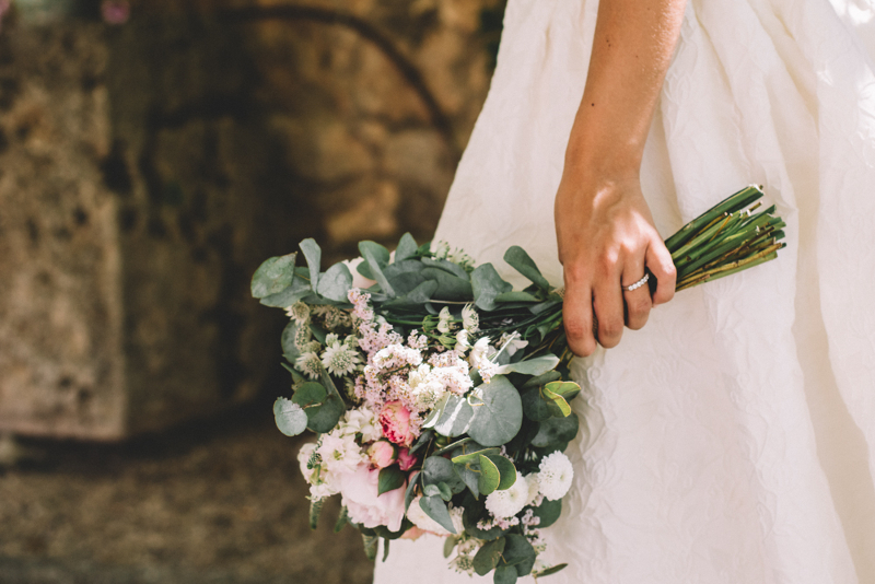 Ramo de novia con eucalipto, peonias y rosas ramificadas