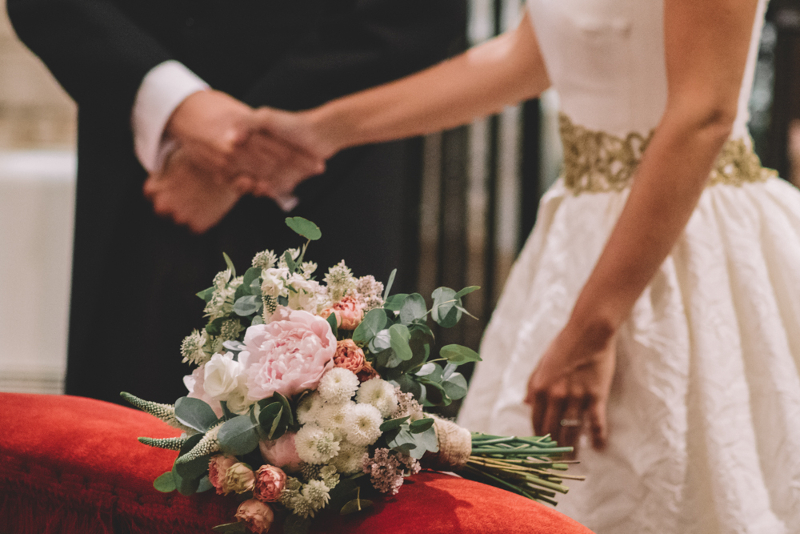 Ramo de novia con eucalipto, peonias y rosas ramificadas