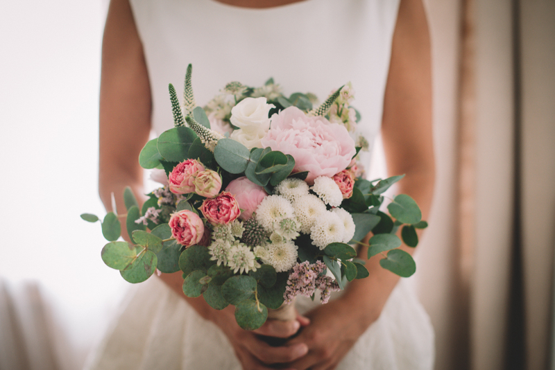 Ramo de novia con eucalipto, peonias y rosas ramificadas