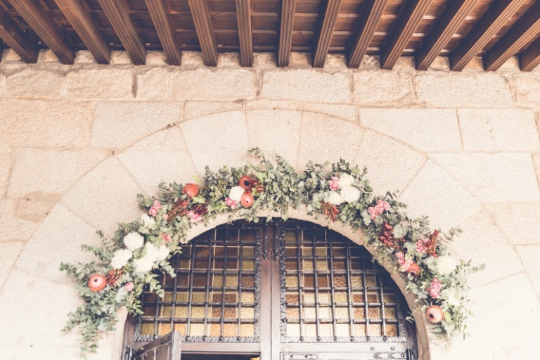 Arco con hortensias, claveles y proteas