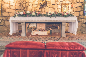 Guirnalda en el altar con hortensias, claveles y proteas