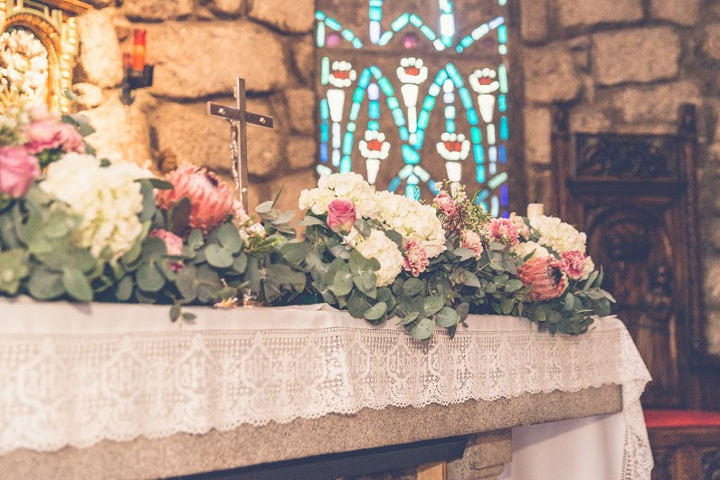 Guirnalda con hortensias, claveles y proteas