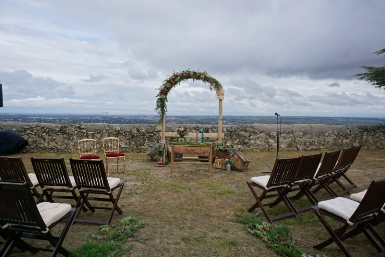 Arco con tulipanes y anémonas