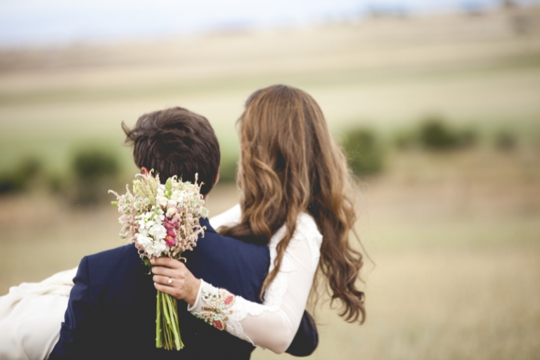 Ramo de novia con astilbe, alhelí y dragonaria