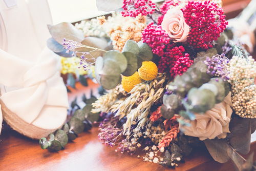 Ramo de novia con flores preservadas y base de eucalipto