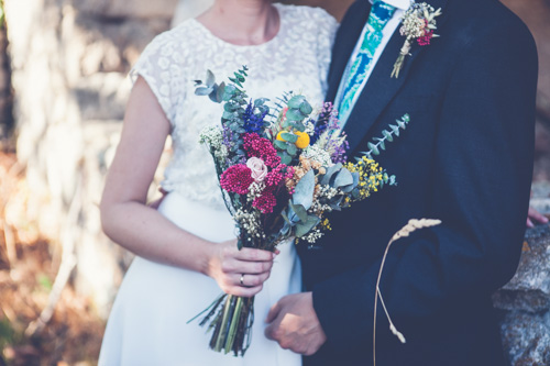 Ramo de novia con flores preservadas y base de eucalipto