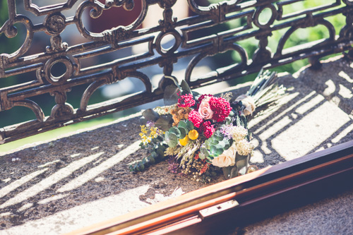 Ramo de novia con flores preservadas y base de eucalipto