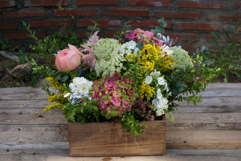 Centros de flores naturales para pedida con peonías, rosas Austin, hortensias y flores silvestres
