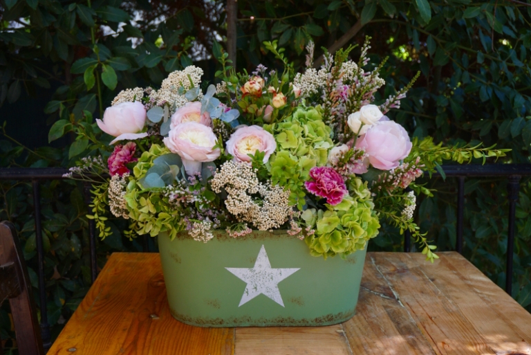 Centros de flores naturales para pedida con peonías, rosas Austin, hortensias y flores silvestres
