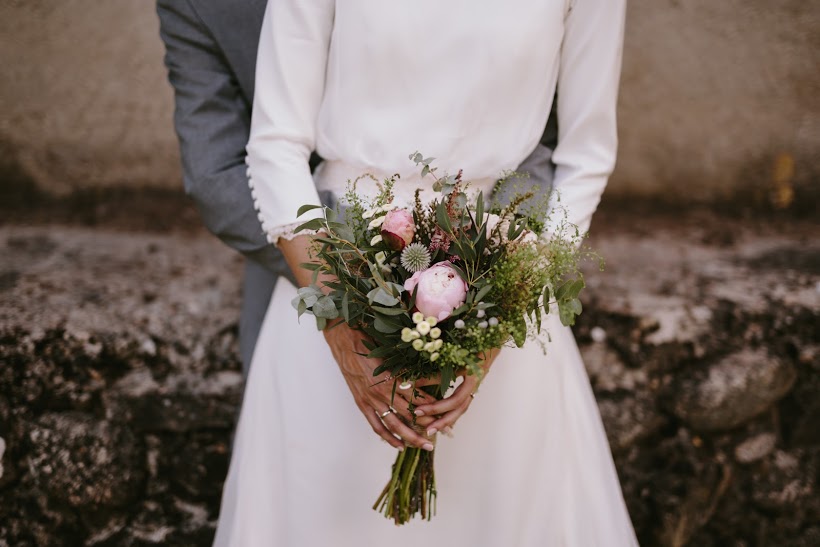 Ramo con cardos y peonías, silvestre pero delicado