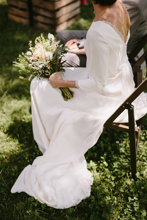 Ramo con cardos y peonías, silvestre pero delicado