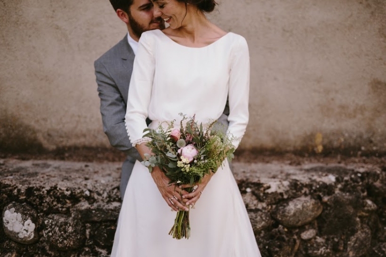 Ramo con cardos y peonías, silvestre pero delicado